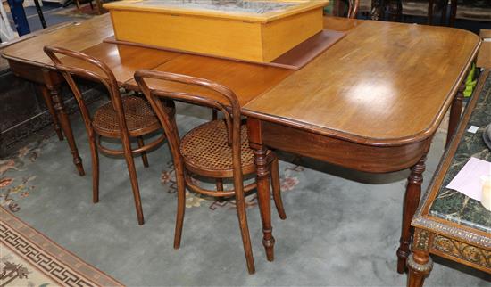 A Regency mahogany extending dining table with two leaves extends to 234 x 119cm.